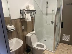 奥克兰Conway Motel Manukau的带淋浴、卫生间和盥洗盆的浴室