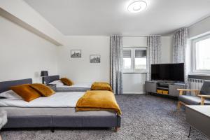 格丁尼亚Apartament z widokiem na morze的一间卧室配有一张床和一台平面电视