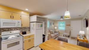 杰基尔岛BEACHY SISTERS A Duplex的一间厨房、白色家电和用餐室