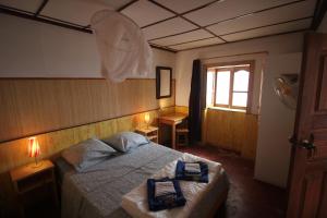 CalhetaVilla do Mar Calheta的一间卧室配有一张床,上面有两条毛巾