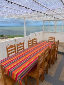 CalhetaVilla do Mar Calheta的一张桌子,椅子和彩色条纹桌布