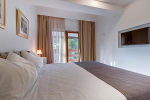康斯基Villa Lavanda - Kandija的卧室配有白色的床和电视。