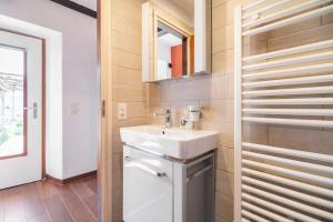 布里萨戈Come Relax and Enjoy the Breathtaking Views的一间带水槽和镜子的浴室