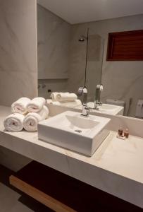 阿拉亚尔达茹达Hotel Paraiso do Morro的浴室配有盥洗盆、镜子和毛巾