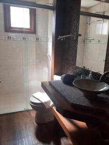 格拉玛多Solar das Esmeraldas - Apto 105的一间带水槽、卫生间和淋浴的浴室