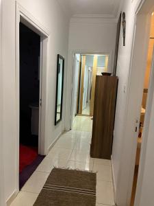 亚喀巴Masa Aqaba Apartment的一间设有走廊、镜子和镜子的客房