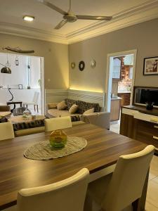 亚喀巴Masa Aqaba Apartment的客厅设有餐桌和沙发