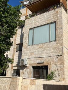 亚喀巴Masa Aqaba Apartment的一面有窗户的建筑