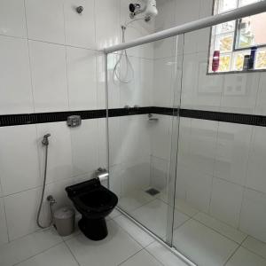 里约达欧特拉斯Pousada Pé na Areia Rio das Ostras的一间带卫生间和玻璃淋浴间的浴室