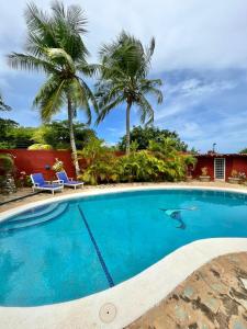 FlandesRancho Rebecca, villa de lujo para un Max 10 personas, vistas panorámicas playa y montañas, piscina, 5 H, 5 B en Guarame, Isla de Margarita的一座棕榈树游泳池和一座房子