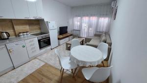 VodnoHOPE Apartment的厨房配有白色的桌子和白色的椅子