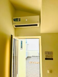 蓬塔杜索尔Casa BB&Djassi的一间配有空调的天花板客房