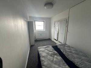 哥本哈根Airport Room的一间卧室设有一张床和一个窗口