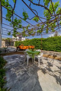 特罗吉尔Villa Croatia Trogir, Center, 4 rooms, parking, jacuzzi, free beach and pool 15 min的天井上摆放着桌椅