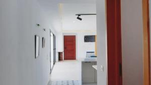 塔格梅斯Gan eden的白色房间中带红色门的走廊