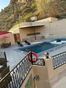 Dawwahإستراحة وادي بني خالد的山边带游泳池的房子