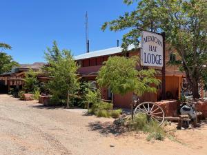 Mexican HatMexican Hat Lodge的建筑前的袋鼠毛发小屋读物的标志