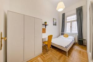 布达佩斯Downtown Rooms Wesselenyi的一间小卧室,配有一张床和一张书桌