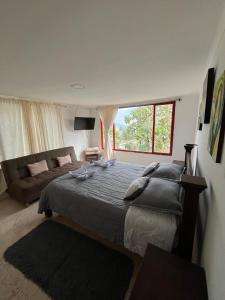 萨兰托Villa Ocampo的一间卧室配有一张大床和一张沙发