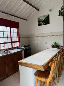 萨兰托Villa Ocampo的厨房配有柜台、水槽和桌子