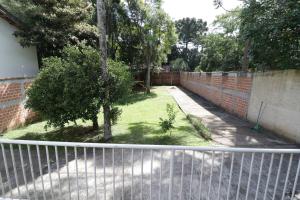 库里提巴Opera Hostel的院子前有树的栅栏