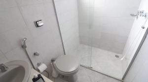 库里提巴Opera Hostel的带淋浴、卫生间和盥洗盆的浴室