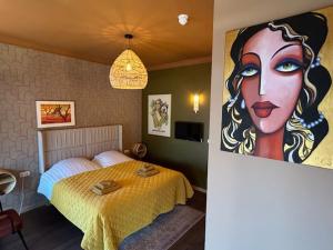 斯内克斯内克城市酒店的卧室配有一张床和一幅女画