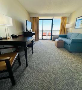 默特尔比奇贝斯特韦斯特海滩度假酒店的酒店客房设有沙发、书桌和客厅。