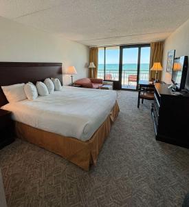 默特尔比奇贝斯特韦斯特海滩度假酒店的酒店客房设有一张床,享有海景。