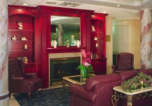 阿伯茨福德阿伯茨福德海岸套房酒店 的带沙发和壁炉的客厅
