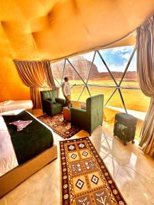 瓦迪拉姆Wadi Rum Relaxation Camp的站在带大窗户的房间的人