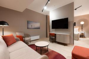 弗勒斯堪迪克南峡湾Spa酒店的带沙发和平面电视的客厅