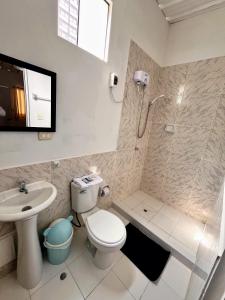 利马Samanai Wasi Hostel的带淋浴、卫生间和盥洗盆的浴室