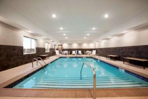 EnidCountry Inn & Suites by Radisson, Enid, OK的大型游泳池位于酒店客房内,