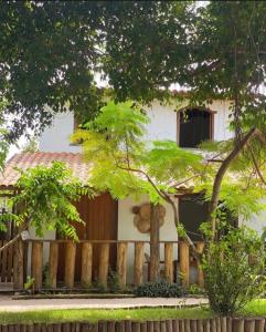 卡拉伊瓦Pousada Dendê Caraiva的前面有木栅栏的房子