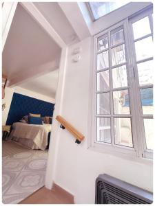 布宜诺斯艾利斯Apartamento loft Recoleta的一间卧室设有一张床和一个窗口
