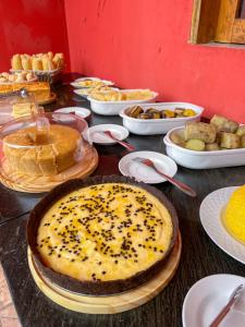 伦索伊斯Pousada Sempre Viva Lençóis的一张桌子上面有很多不同类型的食物