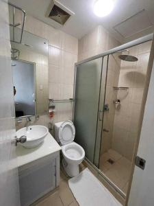 马尼拉Robinson manila birchtower的浴室配有卫生间、盥洗盆和淋浴。