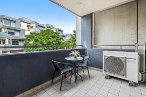 Cosy 2-Bed Unit with Study Nook & Alfresco Dining的阳台或露台