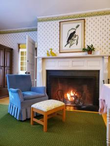 Northeast HarborHarbourside Inn的客厅设有壁炉和蓝椅