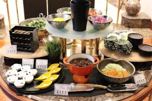 名古屋KOKO HOTEL Nagoya Sakae的桌上的食品托盘,上面有不同的食物