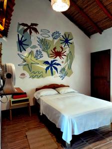 马祖特Casa H Rinconcito Mazunte的卧室配有一张挂着蓝色标记的墙壁床。