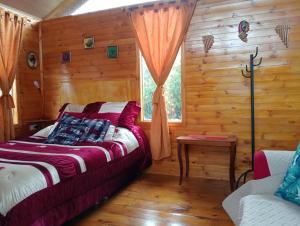 瓜斯卡Cabaña Los Linos的小木屋内一间卧室,配有一张床