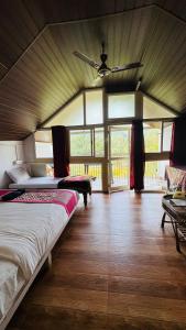 马迪凯里Coorg Heritage Hill View Resort的一间卧室配有两张床和吊扇