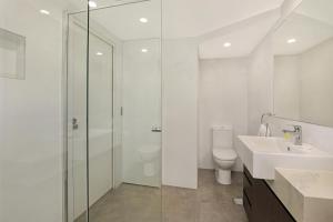 努萨角努沙港湾度假酒店的带淋浴、盥洗盆和卫生间的浴室