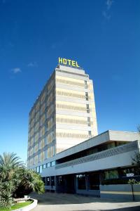 莫杜尼奥Hotel HR的上面有酒店标志的酒店大楼