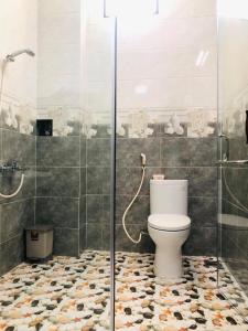 Cao LãnhKHÁCH SẠN ĐẾ VƯƠNG的一间带卫生间和玻璃淋浴间的浴室