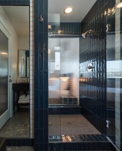 里诺Best Bet Motor Lodge的浴室设有黑色瓷砖淋浴。