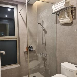 统营市Laon on 37的浴室设有玻璃淋浴间和卫生间