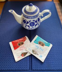 香港ChillOut in Cheung Chau的茶壶和两包茶的桌子